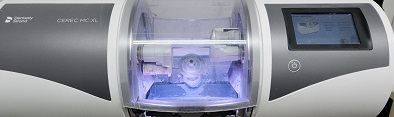 CEREC-Fräsmaschine beim Herstellen einer Keramikkrone