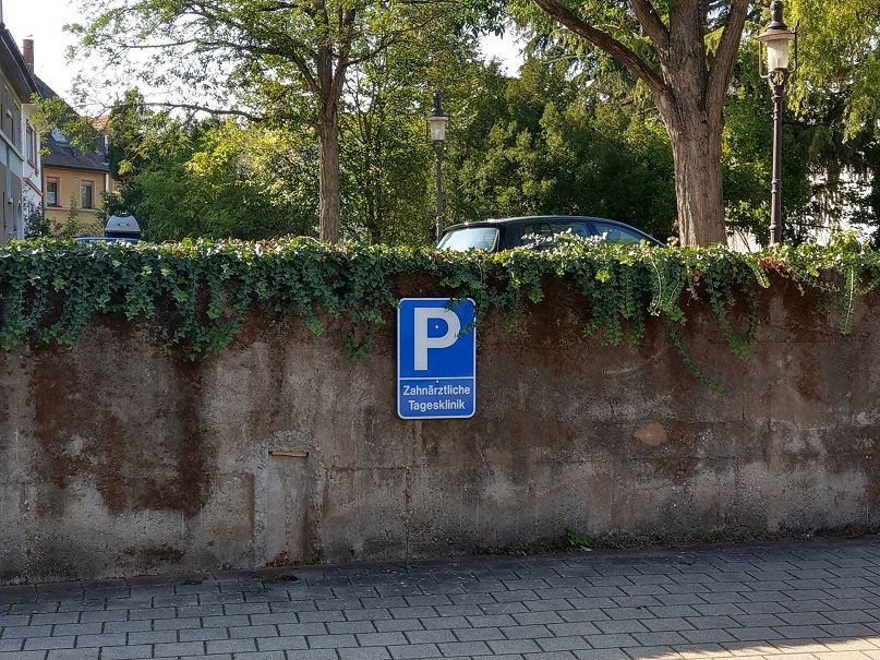 Ausgeschilderte Patientenparkplätze an der Markgrafenstraße 9 in Rastatt