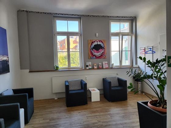 Wartezimmer der Praxis mit Blick ins Grüne